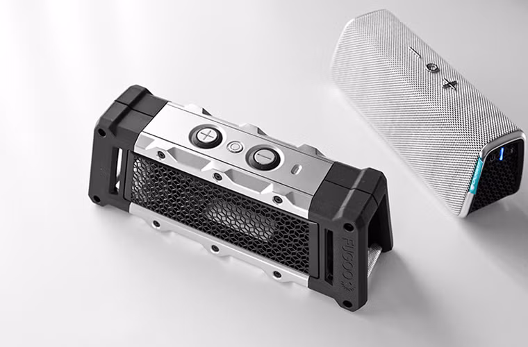 FUGOO STYLE: Đây là một trong những chiếc loa lý tưởng để dùng ở ngoài trời nhờ được thiết kế cứng cáp và chống sốc, nước, bùn, tuyết. Đặc biệt trọng lượng loa chưa đến 500gr, nhẹ so với một hệ thống âm thanh hi-fi. Thời lượng pin cũng rất ấn tượng với 40 giờ sử dụng trên một lần sạc. Giá bán: 199,99 USD.
