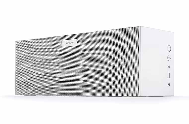 JAWBONE BIG JAMBOX: Là một trong những chiếc loa không dây rất đáng chú ý với các công năng của một speakerphone và cho ra chất âm tuyệt hảo. Loa có một cổng đầu vào AUX, thời lượng pin sử dụng 15 giờ. Mẫu loa này nằm giữa phân khúc loa bán chuyên nghiệp và loa di động giải trí, phù hợp để dùng trong nhiều hoạt động khác nhau. Cũng như Bose, loa có giá bán khá "chát": 299,99 USD.
