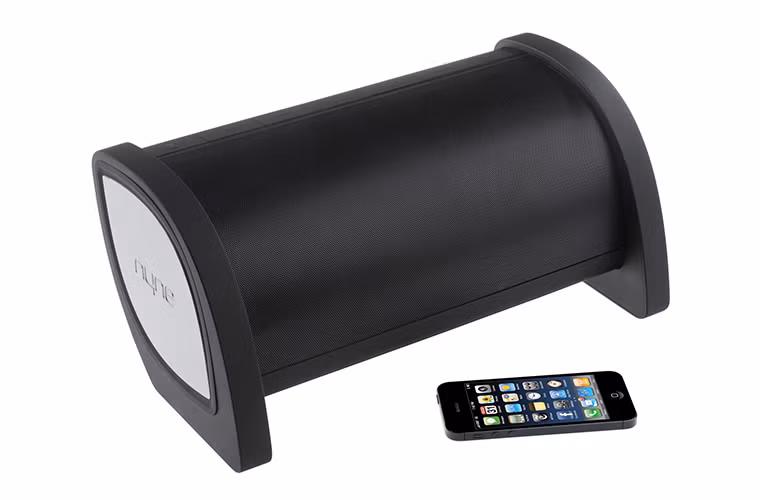 NYNE BASS: Với 2 chân sà và kiểu dáng cong, đây có thể xem là chiếc loa có thiết kế tinh tế, bóng bẩy nhất hơn hầu hết các loa Bluetooth đầu bảng khác trong danh sách này. Loa tích hợp một microphone để dùng gọi điện thoại và dễ dàng sạc pin qua điện thoại trong trường hợp không có nguồn điện, đặc biệt hữu ích khi pin chỉ cho thời lượng phát nhạc 10 tiếng. Giá bán: 129,95 USD.