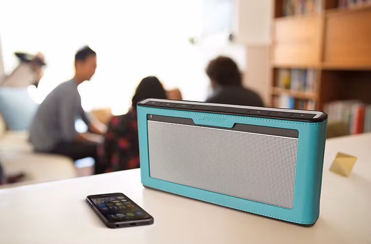 BOSE SOUNDLINK III: Loa được thiết kế cứng cáp và chống nước hơn các dòng loa khác của Bose. Trên hết, loa được trang bị 2 loa bức xạ thụ động, cùng pin có thể sạc lại cho thời lượng sử dụng lên đến 14 giờ. Tuy nhiên, Bose còn được biết đến với giá khá “chát” và bạn sẽ phải trả 299 USD để mua chiếc loa này.
