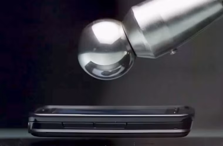 Corning cho biết lực đập mô phỏng của thử nghiệm này tương đương với một cú rơi từ độ cao 1 m.