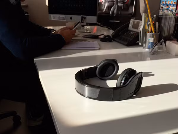 Helios trên bàn làm việc...