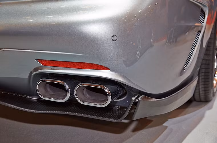 Bộ mâm 5 cánh cỡ lớn màu đen bóng và hệ thống ống xã kép.