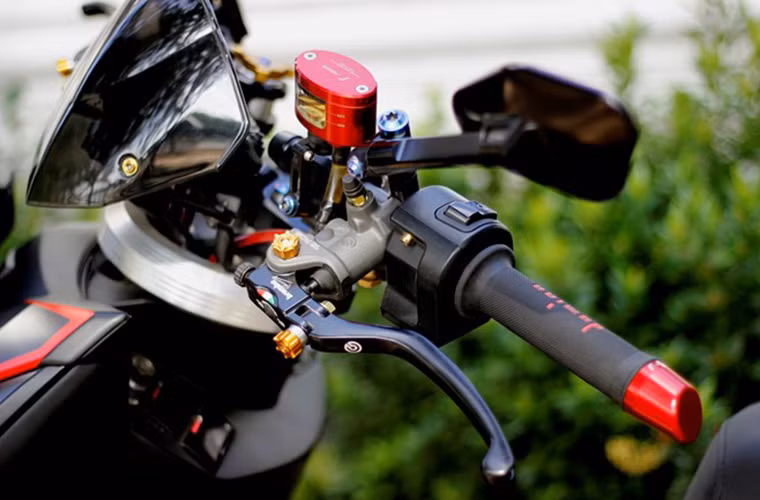 Cùm thắng RCS kết hợp núm vặn Ohlins màu vàng là điểm nhấn trên tay lái.