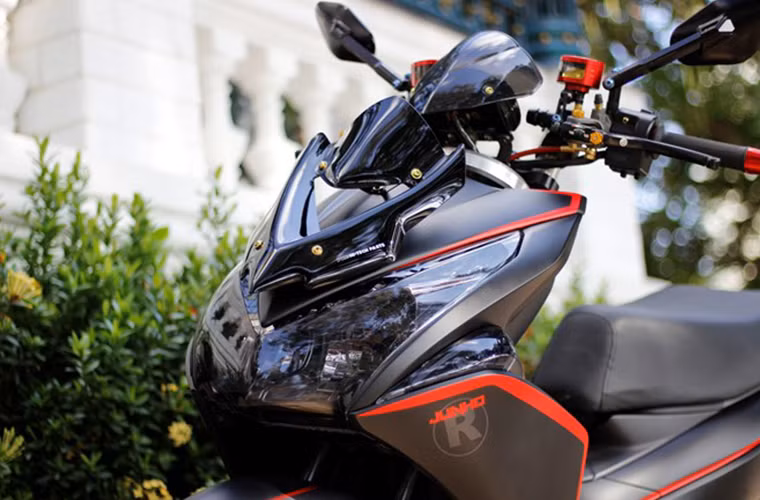 Dàn đầu xe lắp kính chắn gió PUIG chính hãng đời 2014, kết hợp với kính chắn gió Z1000 2014 của Rizoma trên ốp đồng hồ.