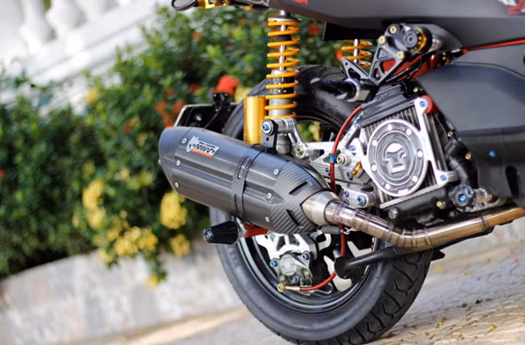 Xe được lắp nhiều đồ chơi hàng hiệu phía sau như những ốc kiểng, heo dầu Brembo, két tản nhiệt độ...