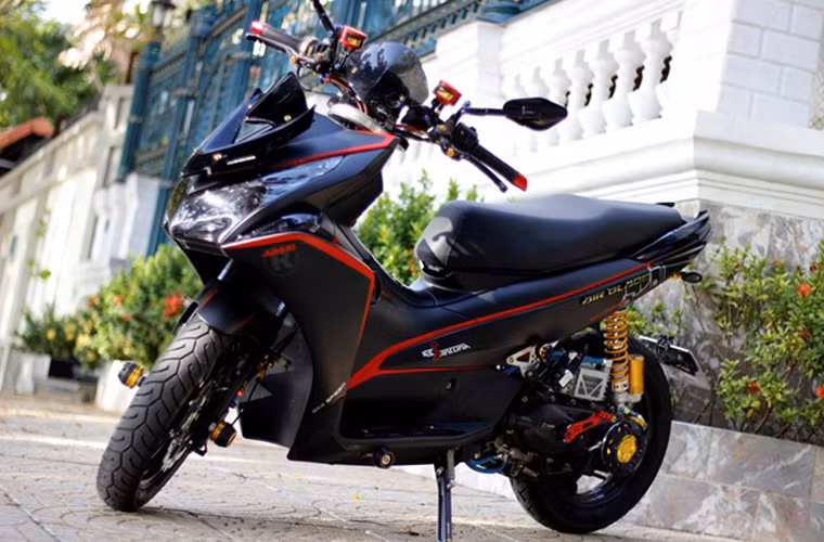 Nickname của chủ nhân được sơn lên yếm phía trước, những sọc kẻ màu đỏ mờ nổi bật trên nền sơn đen khiến chiếc xe mạnh mẽ hơn.