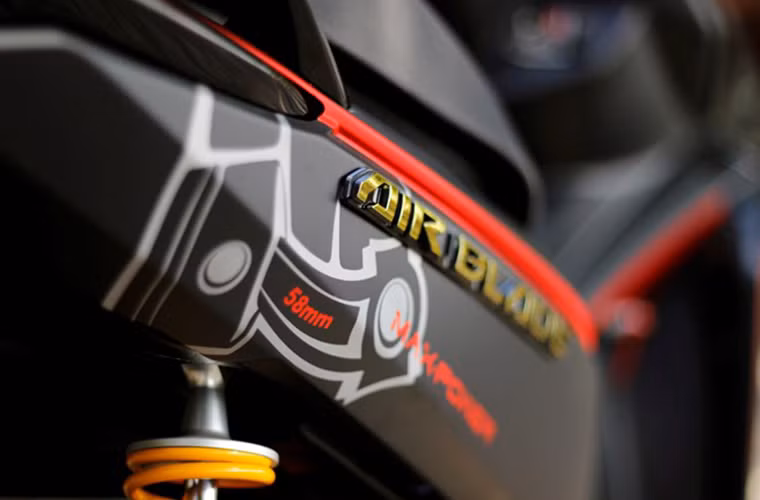 Phía sau xe sơn hình trái piston và tay dên cách điệu.