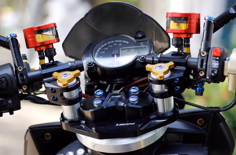 Xe được lắp cùm công tắc và cùm tay ga hiệu Domino độc đáo. Xe sử dụng tay lái hiệu Biker.