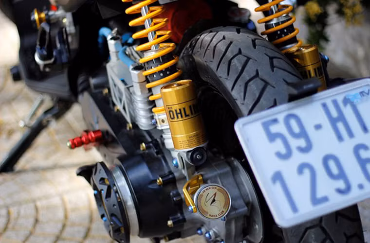 Chiếc pat màu vàng hiệu DMV dùng để cố định logo câu lạc bộ "HaHa Club - Airblade New Generation" mà Jun Ho là người đứng đầu. Ngoài ra, một món đồ chơi giá trị trên chiếc xe này không thể không nhắc tới là cặp giảm sốc Ohlins cùng bình dầu lớn.