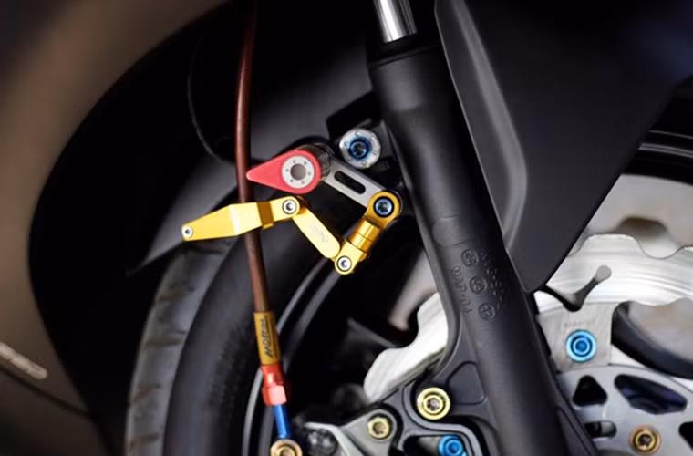 Hệ thống phanh trước được trang bị pat dây dầu màu vàng của DMV, dàn ốc đĩa Proti.