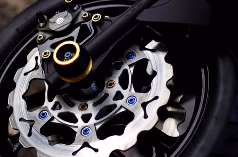 Đĩa trước hiệu Gafter, chụp cốt DMV, cùng heo dầu Brembo.