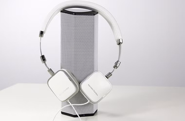 Harman Kardon Soho có trở kháng 32ohm, độ nhạy 100dB, driver là loại toàn dải có đường kính lớn 30mm, trang bị nam châm neodymium (đất hiếm) cực mạnh. Công nghệ chế tạo Soho nói riêng và các headphone cả in-ear lẫn on-ear của Harman Kardon đều được thừa hưởng những kỹ thuật của thương hiệu AKG danh tiếng với chất lượng âm thanh kết hợp được ưu điểm mộc và có chiều sâu.