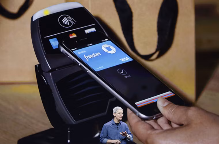 Apple Pay là bước đi quan trọng đầu tiên trong việc loại bỏ thẻ tín dụng. Dịch vụ này cho phép người dùng thanh toán mua hàng đơn giản bằng cách đưa iPhone tích hợp công nghệ NFC hay đồng hồ thông minh Apple Watch sát gần trước đầu đọc máy tính tiền.