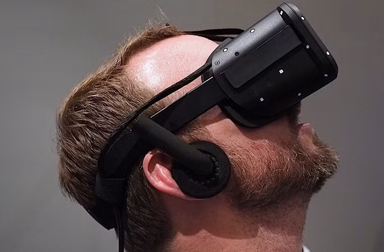 Kính thực tại ảo Oculus Crescent Cove mở đường cho điện toán tương lai. Đó là lý do vì sao Facebook đã bỏ ra 2 tỷ đô la để mua lại công ty thực tại ảo Oculus trong năm nay. Crescent Cove là nguyên mẫu mới nhất và gần sát nhất với những gì sẽ có ở phiên bản thương mại.