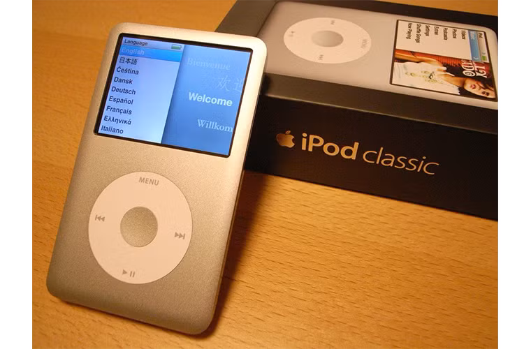 Apple đã không còn sản xuất iPod Classic nữa. Nếu bạn là một fan "táo khuyết" hoài cổ và tạo được sự chú ý của các fan khác, hãy tự tin bỏ ra 495 đô để rước một chiếc về từ Amazon.