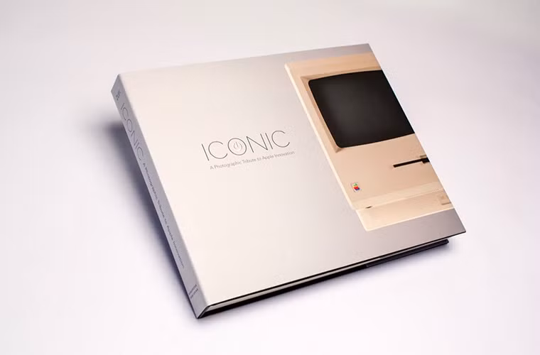 Nếu là fan hâm mộ của Apple, bạn không thể thiếu quyển sách có 1-0-2 này. Có tựa là "Iconic: A Photographic Tribute to Apple Innovation", quyển sách bìa cứng với 350 trang này chứa gần như đầy đủ các sản phẩm mà Apple từng sản xuất. Hiện được bán 52,34 đô trên Amazon.