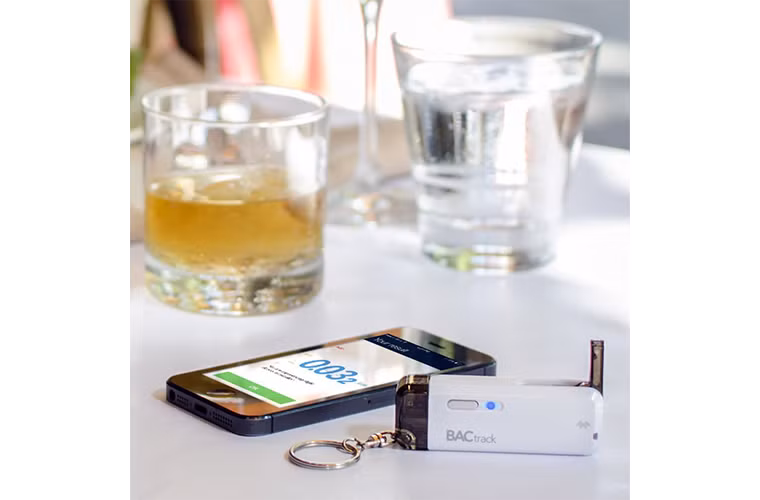 Móc khóa kiểm tra nồng độ cồn này sẽ báo cho bạn và bè bạn của mình trong cuộc nhậu biết khi nào thì cần gọi Uber hay làm một cuốc taxi để về nhà an toàn. Hiện được bán 52,02 đô trên Amazon.