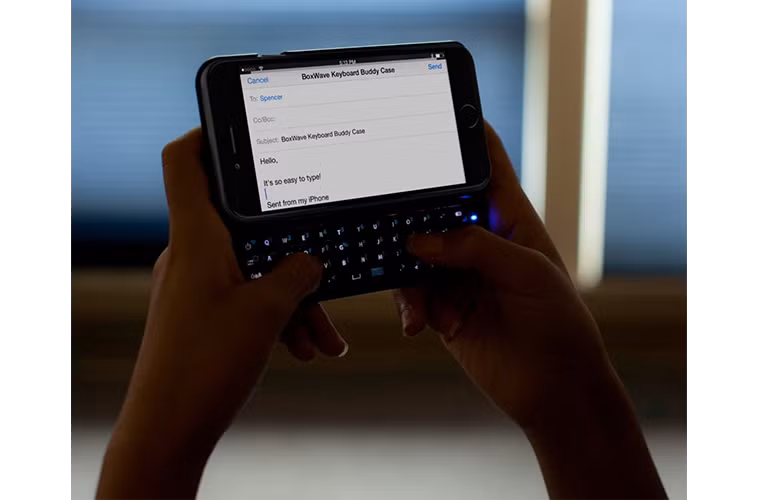 Nếu bạn đã từng là người dùng BlackBerry và không quên được bàn phím kinh điển của nó, chiếc ốp lưng iPhone 6 này sẽ giải tỏa được nỗi nhớ đó bằng một bàn phím thật sự. Nó sẽ giúp bạn nhập liệu nhanh hơn nhiều. Hiện được bán trên Amazon với giá 60,51 đô.