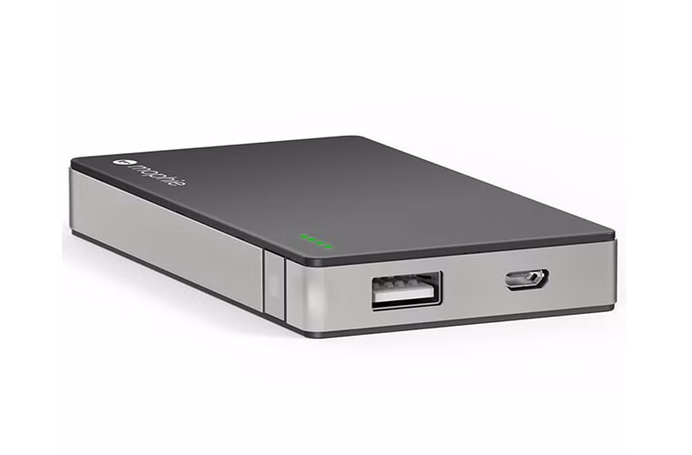 Sạc dự phòng là món đồ cần phải có đối với các tín đồ công nghệ, nhất là những ai luôn dùng thiết bị di động ngoài đường. Pin dự phòng Mophie đã xuất hiện trên thị trường khá lâu và được bán 79,95 đô trên Amazon.