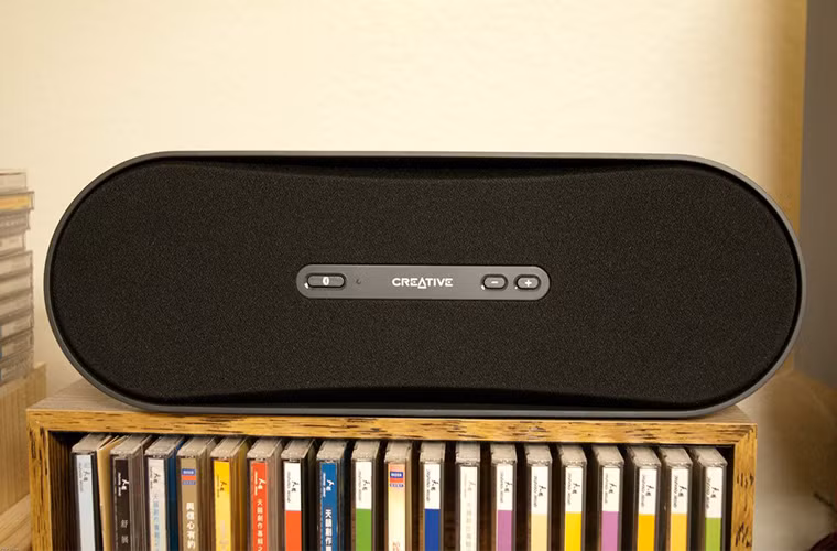 Trên thị trường có rất nhiều loại loa Bluetooth gọn nhẹ, dễ dàng mang đi thưởng thức bất kỳ đâu với iPhone/iPad của bạn. Mẫu Creative D100 này cho chất âm khá tốt nhưng chỉ có giá 35 đô trên Amazon.