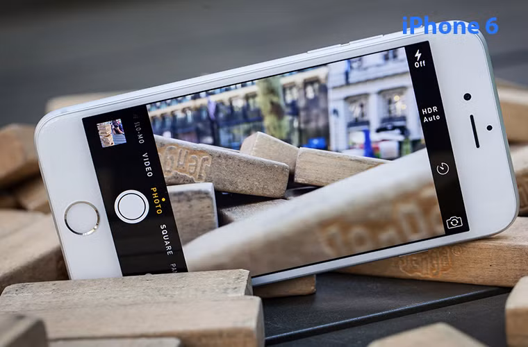 Apple iPhone 6 (1,9 giây): iPhone có truyền thống giữ "ngôi vương" trong khoản "đo lường" đặc biệt này, và chiếc iPhone 6 màn hình 4.7-inch cũng không ngoại lệ. Với tốc độ chụp 1,9 giây, iPhone 6 đã đứng đầu danh sách này và có thể xem là chiếc smartphone có tốc độ chụp ảnh nhanh nhất thế giới hiện nay.