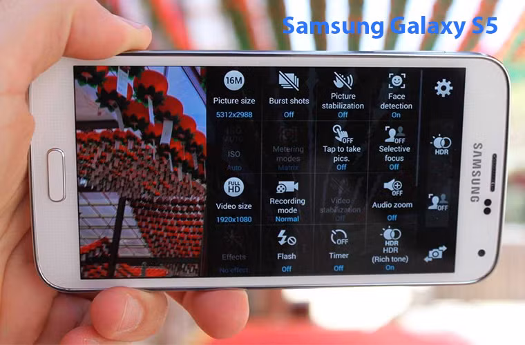 Samsung Galaxy S5 (2,5 giây): Thường bị chỉ trích bởi giao diện TouchWiz hơi chậm, Galaxy S5 thực tế lại chứng tỏ là khá nhanh trong khoản chụp hình "lẹ": chỉ cần 2,5 giây là xong.