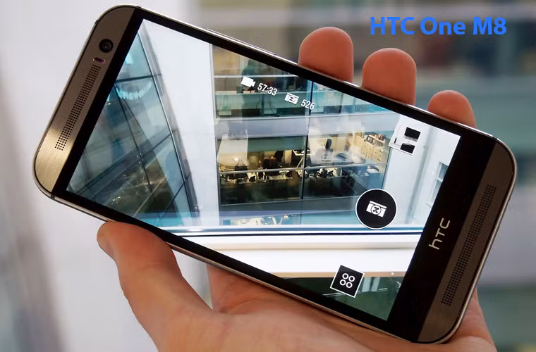 HTC One M8 (2,3 giây): Chiếc điện thoại "đầu bảng" mới nhất của HTC gần như dẫn đầu về khoản "lẹ làng" trong chụp ảnh khi chỉ mất 2,3 giây để hoàn tất. Tuy thực tế là nó cần chụp ở độ phân giải 4MP để tăng tốc quá trình lưu hình vào thẻ nhớ, nhưng như thế cũng đủ ấn tượng rồi.