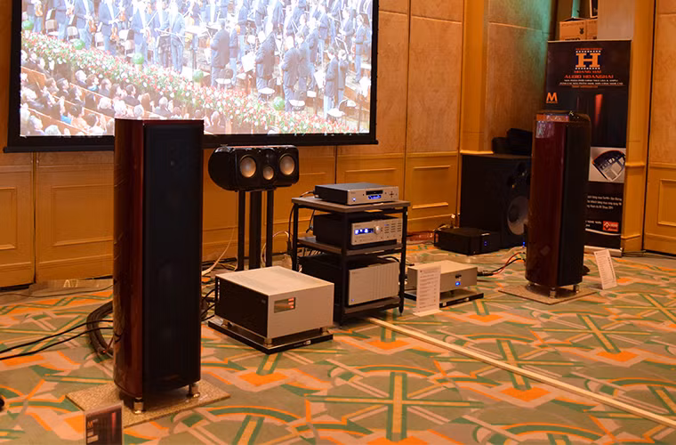 Với thùng loa dày đến 0.5 inch, MAGICO S5 có trọng lượng lên tới 86kg mỗi chiếc. Cặp loa nổi tiếng với công nghệ nano-tech khiến âm thanh chi tiết ở mức âm lượng lên tới 118 dB. Giá 858 triệu.