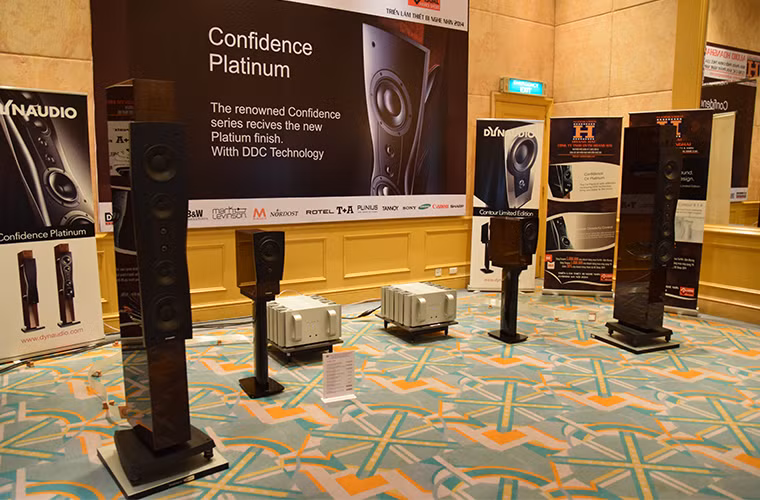 Là dòng loa đẳng cấp ultra-hiend, DYNAUDIO CONFIDENCE PLATIUM thường được đánh giá nhỉnh hơn các đối thủ cùng tầm giá. Để sở hữu cặp loa tinh tế này, khách hàng phải chi khoảng 572 triệu đồng.