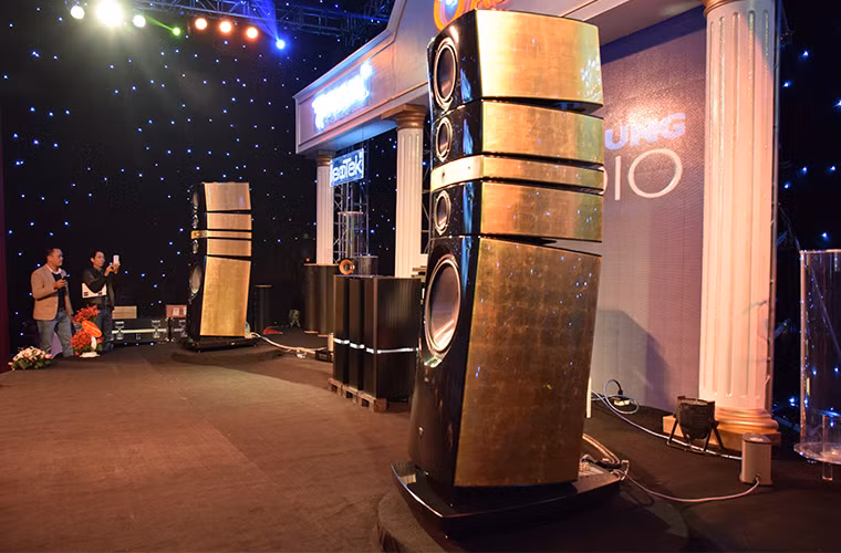 FOCAL GRANDE UTOPIA là ông vua của AV Show Hà Nội 2014 này với mức giá ngất ngưởng 8 tỷ 600 triệu đồng. Bên cạnh những công nghệ thượng đỉnh của Focal, thùng loa được phủ vàng 24K là một yếu tố không nhỏ.