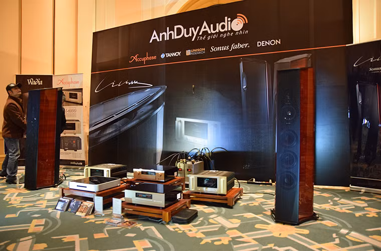 SONUS FABER LILIUM là một thương hiệu khá mới ngay cả đối với audio phile thế giới. Loa có thiết kế thùng khá phức tạp với đáy được phay CNC chính xác. Mức giá của nó là 1 tỷ 600 triệu.