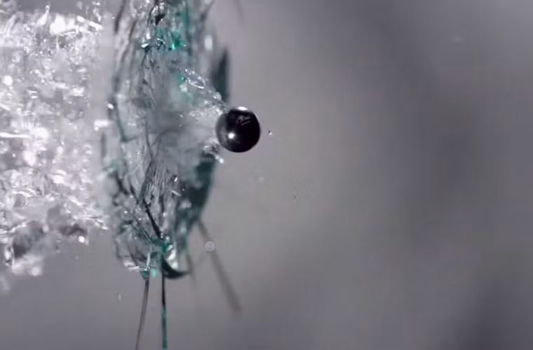 Vẫn là tấm kính thường được chụp tốc độ chậm (slow motion) và từ một góc nhìn khác.