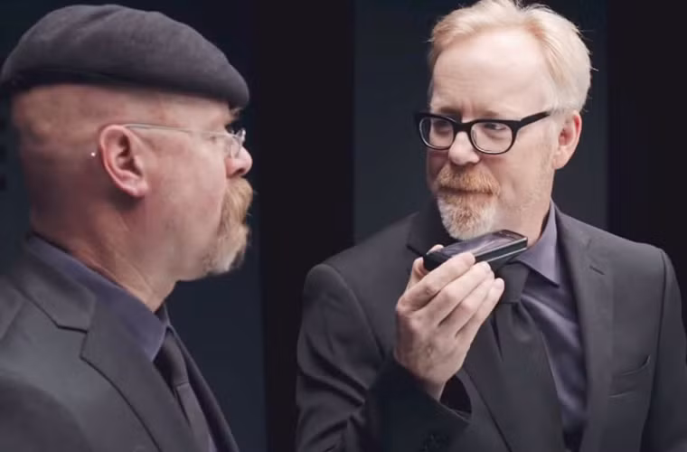 Màn hình của chiếc điện thoại cũ đã bị xước sau lực cào mạnh.