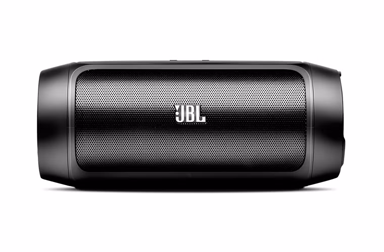 JBL CHARGE II: Loa di động có thiết kế hình ống nổi tiếng Charge phiên bản thứ II được tích hợp microphone cho phép thoại rảnh tay, driver passive tăng trầm. Đặc biệt, mode Social cho phép 3 thiết bị chủ cùng kết nối và phát nhạc trên Charge II. Loa trang bị 2 driver đường kính 45mm, bố trí trong một thiết kế thân loa có dạng ống, trong đó có một driver chỉ có màng đóng vai trò giúp tăng độ sâu và cường độ âm của dải trầm.