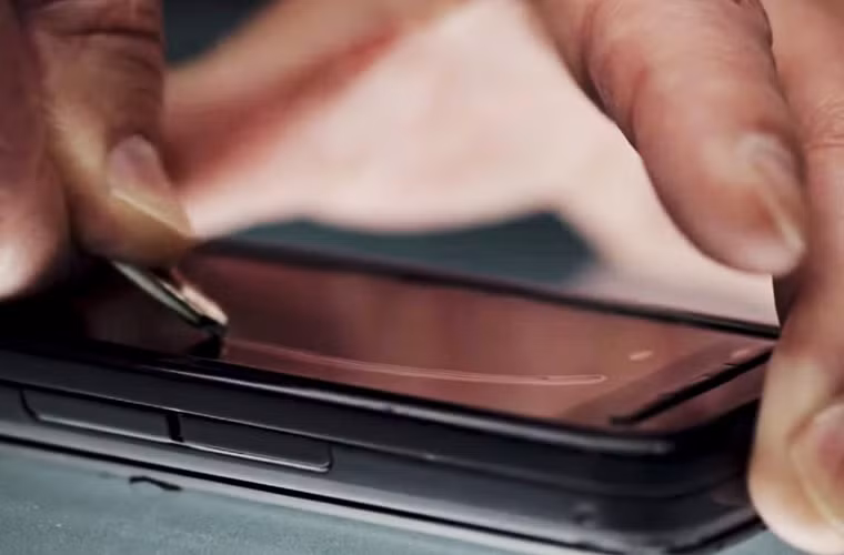 Để bắt đầu, người thử nghiệm lấy chìa khóa cào lên chiếc smartphone cũ này.