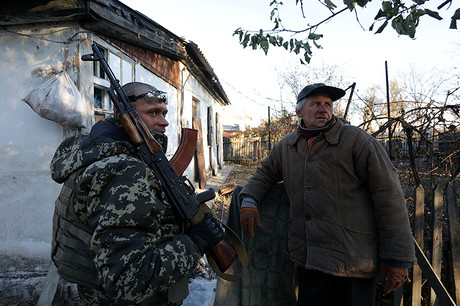 Cư dân Valery 65 tuổi trò chuyện với một chiến binh Kiev.