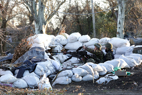 Các thành viên lực lượng bảo vệ làng Pisky không lơ là nhiệm vụ.