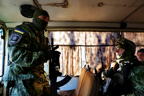 Các tình nguyện viên ngồi trên xe buýt hướng về ngôi làng Pisky.