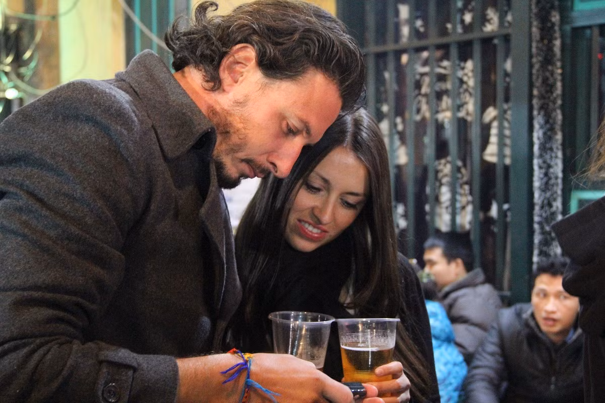 Vào thời khắc đó, tại phố Tây, người người nâng cốc chúc mừng năm mới, chia sẻ với nhau những khoảnh khắc vui vẻ, hạnh phúc.