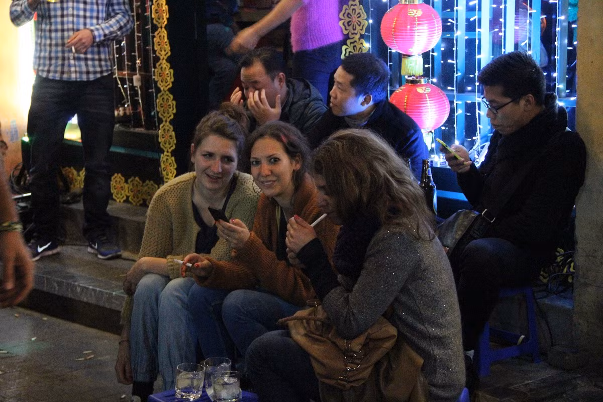 “Tây” ngồi uống bia, trà chanh “chém gió”, trò chuyện vui vẻ trên phố Tạ Hiện.