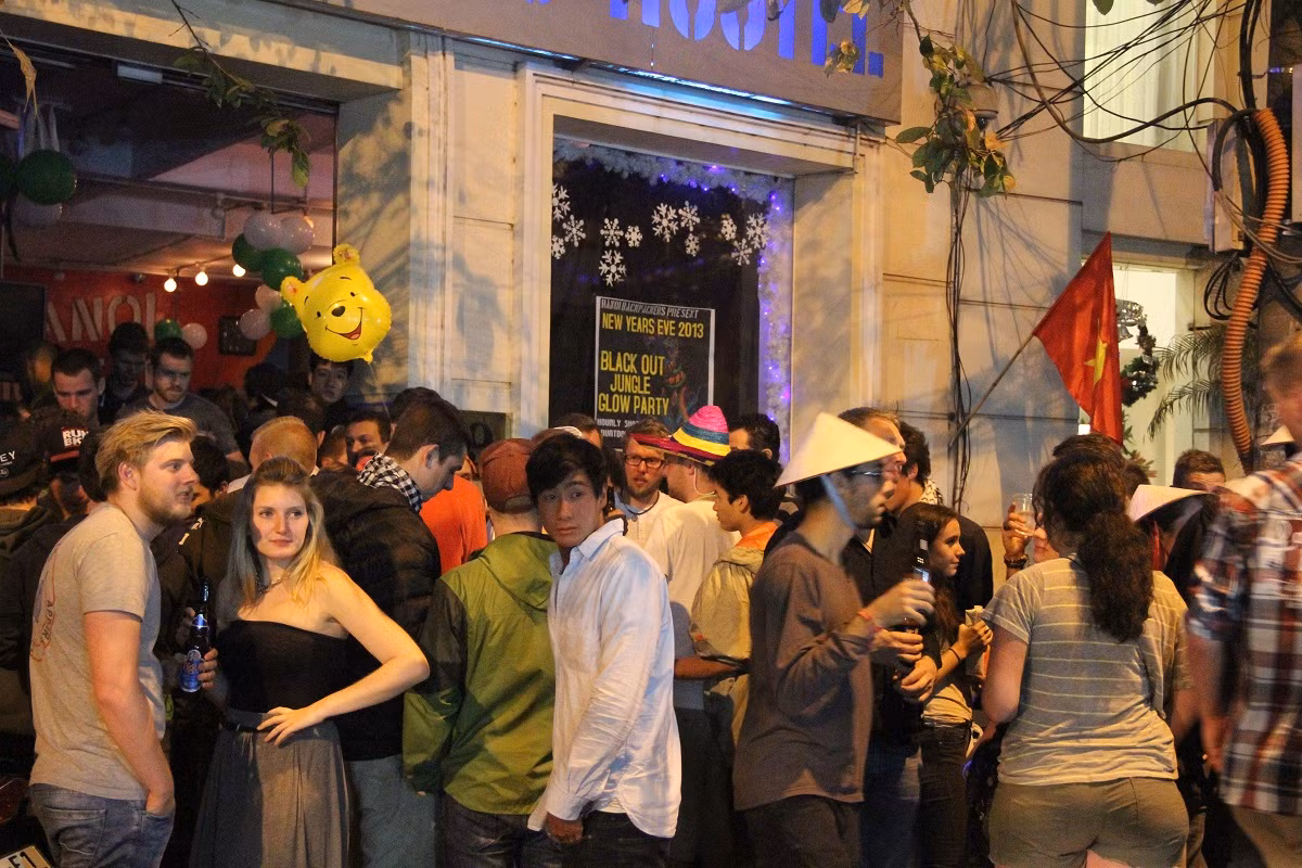 Giao thừa, rất đông người nước ngoài tập trung vui chơi, hóa trang, chụp ảnh trước cửa một khách sạn trên phố Mã Mây.