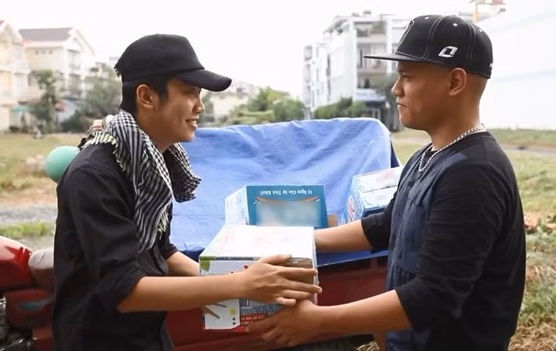 "Và anh trung thực tới cái mức mà người ta phải tả bằng chữ tột bực. Đúng mực trong cư xử, anh là người văn minh. Kiến thức của anh uyên bác, giờ giấc thì chuẩn không cần chỉnh!".