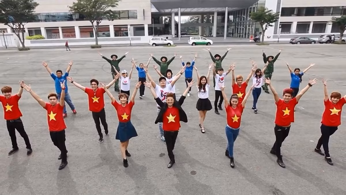 MV "Thanh niên chuẩn" sau 2 ngày ra mắt đã có hơn 100 nghìn lượt xem. Sản phẩm với ý nghĩa sâu sắc cả về thông điệp truyền tải lẫn hình ảnh dàn dựng. Cuốn "Nhật ký thanh niên chuẩn" trong MV như hành trang cho thế hệ trẻ ngày nay học tập, trưởng thành và là nhân tố giúp ích cho xã hội.