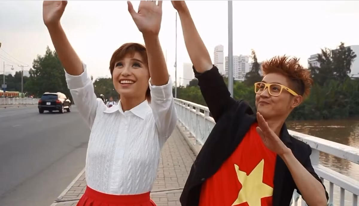 Ca sĩ Thanh Duy, Tiêu Châu Như Quỳnh, thầy Nguyễn Hoàng Khắc Hiếu, Phở Tô Bửu Phát... cùng các bạn sinh viên tình nguyện đã cùng tề tựu trong MV "Thanh niên chuẩn" gây sốt mạng. "Thanh niên chuẩn" là sáng tác mới của Hùng Rapper, người từng có rất nhiều sản phẩm âm nhạc hay về đề tài thanh niên, giới trẻ.