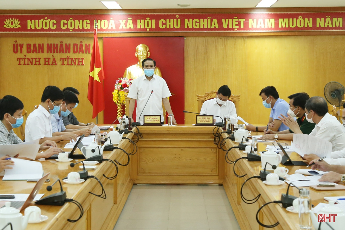 Tỉnh Hà Tĩnh: Lãnh đạo Sở Y tế Hà Tĩnh cho biết, công dân trở về từ vùng có dịch, nếu chưa tiêm hoặc chưa tiêm đủ 2 liều vắc xin thì phải cách ly tập trung 14 ngày, sau đó cách ly tại nhà 7 ngày và tiếp tục theo dõi sức khỏe tại nhà thêm 7 ngày. Đối với người đã tiêm đủ 2 mũi vắc xin thì cách ly tại nhà 7 ngày, sau đó tiếp tục theo dõi y tế tại nhà thêm 7 ngày.