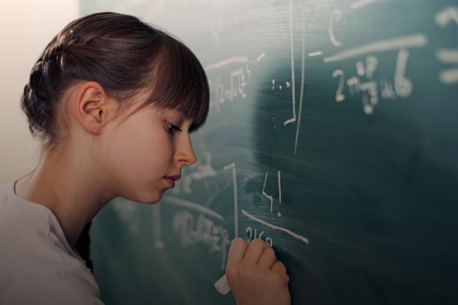 Khác với nhiều tổ chức trên thế giới, Mensa không phải là cách viết tắt chữ cái đầu của một cụm từ. Nó xuất phát từ ngôn ngữ Latinh, có một số nghĩa như "tâm trí", "cái bàn" và "tháng". Tên tổ chức được lấy theo nghĩa "cái bàn", ngụ ý tạo ra một cộng đồng với tính chất bàn tròn. Các thành viên được quyền trao đổi một cách bình đẳng, bất kể chủng tộc, màu da, tín ngưỡng, nguồn gốc quốc gia, tuổi tác, chính trị, nền tảng học vấn hoặc địa vị xã hội. Mensa có ba mục đích chính: - Xác định và bồi dưỡng trí thông minh của con người vì lợi ích của nhân loại. - Khuyến khích nghiên cứu về bản chất, đặc điểm và cách sử dụng trí thông minh. - Cung cấp môi trường xã hội và kích thích trí tuệ cho các thành viên.