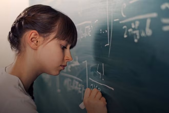 Khác với nhiều tổ chức trên thế giới, Mensa không phải là cách viết tắt chữ cái đầu của một cụm từ. Nó xuất phát từ ngôn ngữ Latinh, có một số nghĩa như "tâm trí", "cái bàn" và "tháng". Tên tổ chức được lấy theo nghĩa "cái bàn", ngụ ý tạo ra một cộng đồng với tính chất bàn tròn. Các thành viên được quyền trao đổi một cách bình đẳng, bất kể chủng tộc, màu da, tín ngưỡng, nguồn gốc quốc gia, tuổi tác, chính trị, nền tảng học vấn hoặc địa vị xã hội. Mensa có ba mục đích chính: - Xác định và bồi dưỡng trí thông minh của con người vì lợi ích của nhân loại. - Khuyến khích nghiên cứu về bản chất, đặc điểm và cách sử dụng trí thông minh. - Cung cấp môi trường xã hội và kích thích trí tuệ cho các thành viên.