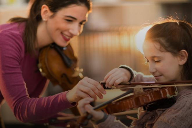 Bạn cần chứng minh chỉ số IQ của bạn nằm trong top 2% dân số. Hầu hết thành viên tham dự bài kiểm tra do Mensa cung cấp để lấy kết quả. Bài thi này kéo dài hai tiếng, đánh giá khả năng tư duy logic. Ngoài ra, bạn cũng có thể sử dụng kết quả các bài thi IQ được công nhận khác. Không có khái niệm đỗ hay trượt bài kiểm tra IQ. Việc gán một con số vào IQ không thực sự hữu ích, bởi nó phụ thuộc vào bài kiểm tra cụ thể mà bạn làm. Có nhiều bài kiểm tra IQ có sẵn và thang điểm của chúng khác nhau. Chẳng hạn, trong bài kiểm tra Culture Fair được sử dụng bởi tổ chức Mensa Anh, 132 là điểm số đủ để ứng cử viên lọt vào top 2% dân số (chỉ số IQ trung bình được xem là 100). Với bài kiểm tra Cattell B III, cũng thường được sử dụng bởi Mensa, điểm số đạt yêu cầu là 148 trở lên. Tất cả thành viên Mensa đều nằm trong top 2% về IQ của thế giới, bất kể họ sử dụng thang đo trí thông minh nào.