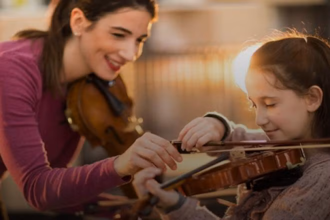 Bạn cần chứng minh chỉ số IQ của bạn nằm trong top 2% dân số. Hầu hết thành viên tham dự bài kiểm tra do Mensa cung cấp để lấy kết quả. Bài thi này kéo dài hai tiếng, đánh giá khả năng tư duy logic. Ngoài ra, bạn cũng có thể sử dụng kết quả các bài thi IQ được công nhận khác. Không có khái niệm đỗ hay trượt bài kiểm tra IQ. Việc gán một con số vào IQ không thực sự hữu ích, bởi nó phụ thuộc vào bài kiểm tra cụ thể mà bạn làm. Có nhiều bài kiểm tra IQ có sẵn và thang điểm của chúng khác nhau. Chẳng hạn, trong bài kiểm tra Culture Fair được sử dụng bởi tổ chức Mensa Anh, 132 là điểm số đủ để ứng cử viên lọt vào top 2% dân số (chỉ số IQ trung bình được xem là 100). Với bài kiểm tra Cattell B III, cũng thường được sử dụng bởi Mensa, điểm số đạt yêu cầu là 148 trở lên. Tất cả thành viên Mensa đều nằm trong top 2% về IQ của thế giới, bất kể họ sử dụng thang đo trí thông minh nào.